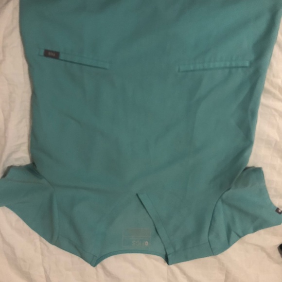 small figs scrub top - Picture 2 of 3